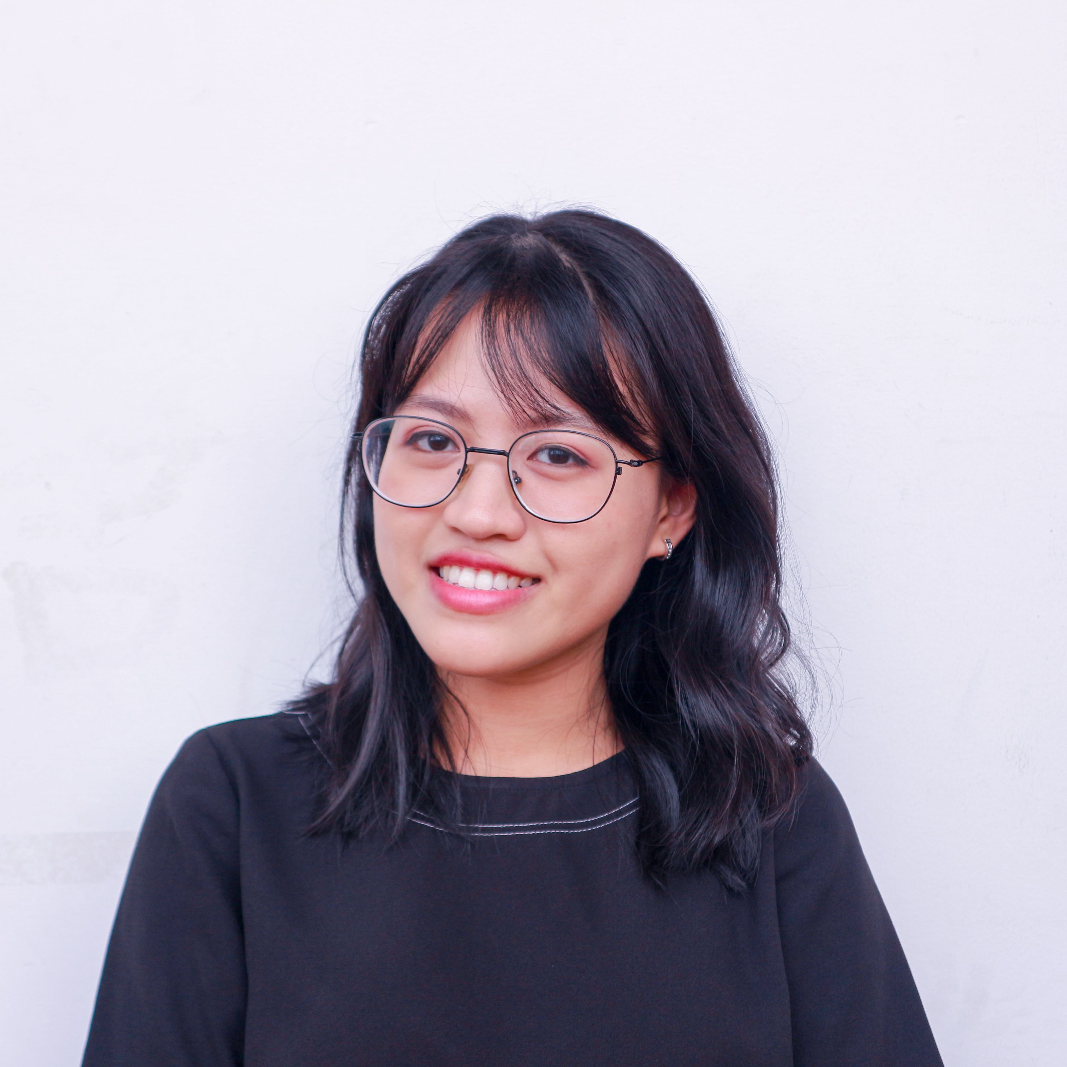 Good LinkedIn photo example — studio-style backdrop
