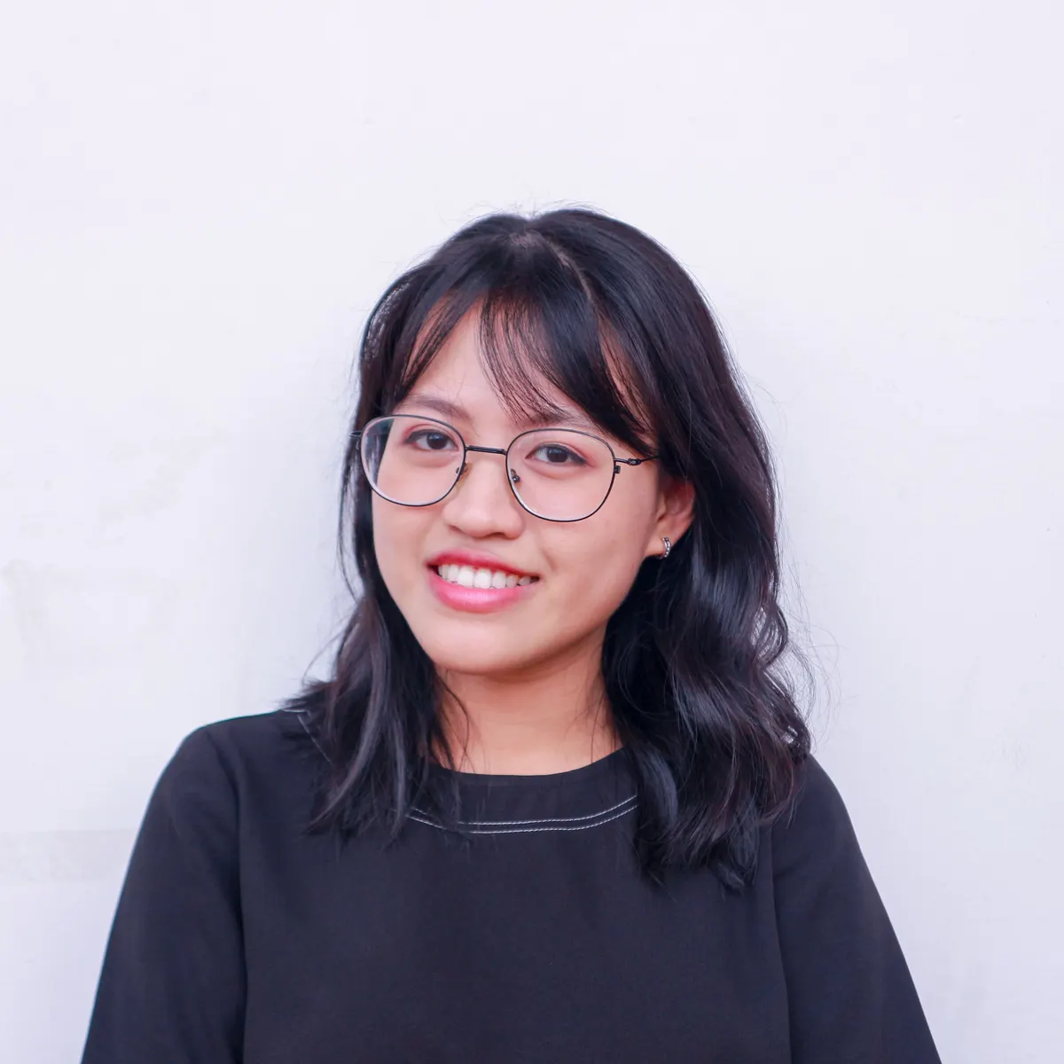 Good LinkedIn photo example — studio-style backdrop